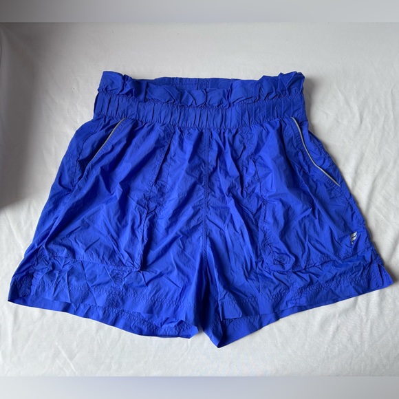 Fabletics Pants - Fabletics Ultra High-Waisted Piped Nylon Short
Extreme royal/ reflective silver